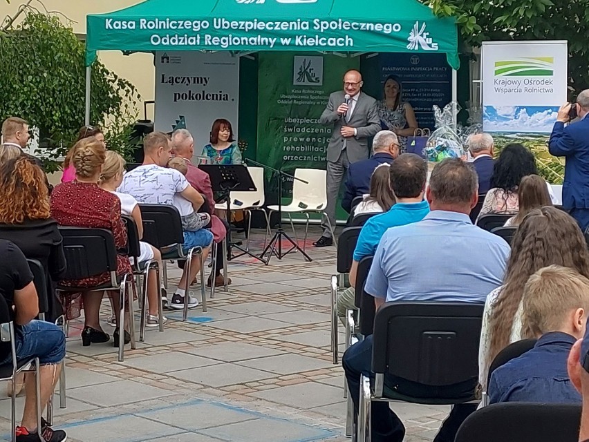 Konkursy dla dzieci i młodzieży oddziału Kasy Rolniczego Ubezpieczenia Społecznego w Kielcach rozstrzygnięte. Laureaci otrzymali nagrody  