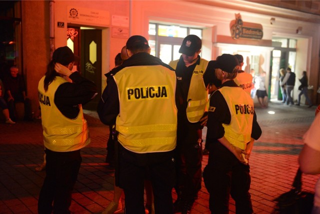 Przechodnie najpierw sami próbowali dowiedzieć się, gdzie dziecko mieszka i co samo w bieliźnie robi na ulicy, ale malec nie był zbyt komunikatywny. Dlatego wezwano policję. Zdjęcie ilustracyjne