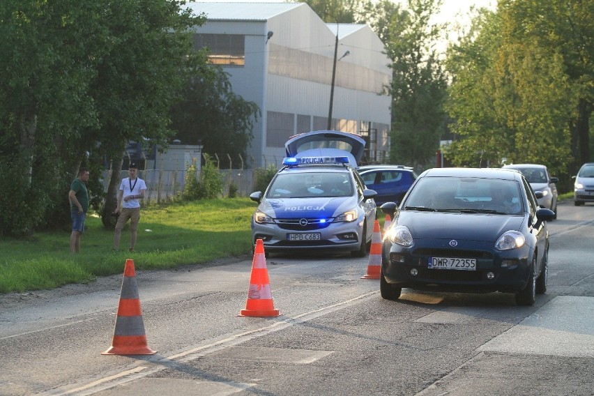 Wypadek motocyklisty na obrzeżach Wrocławia. Trafił do szpitala [ZDJĘCIA]