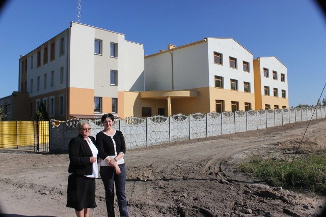 - Kończy się kolejny etap rozbudowy Młodzieżowego Ośrodka Socjoterapii w Goździkowie &#8211; mówią Anna Dębowska, dyrektorka Ośrodka (z lewej) i Lidia Jamorek, kierowniczka internatu.