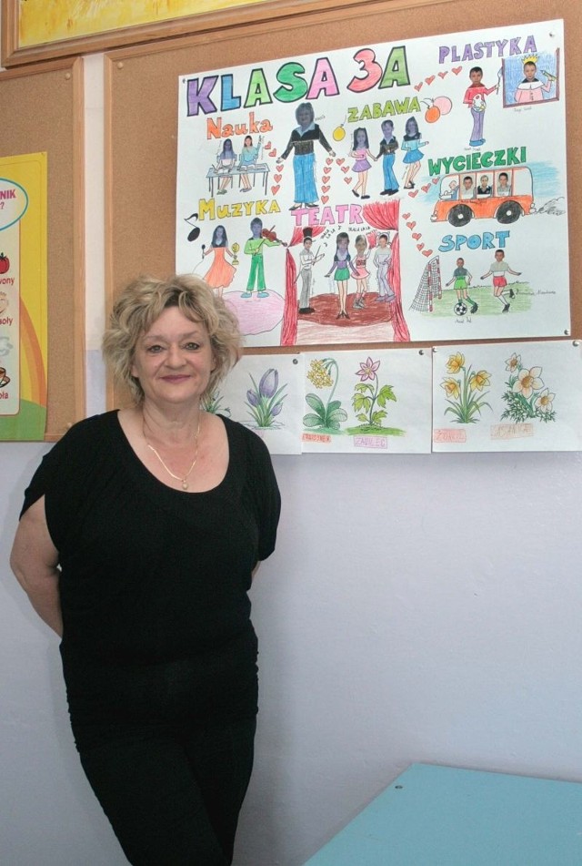 Dorota Balmowska. Ma 55 lat. Jest nauczycielem dyplomowanym, pracuje w Publicznej Szkole Podstawowej numer 31 w Radomiu od 32 lat. Uczy klasy 1-3. Ukończyła Wyższą Szkołę Pedagogiczną w Kielcach oraz studia podyplomowe. Kocha muzykę poważną, ma dwój synów i czworo wnuków.