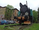 Nowy Sącz. Parowóz przed dworcem PKP od 1987 roku jest jednym z najbardziej znanych miejskich pomników. Wideo i zdjęcia 