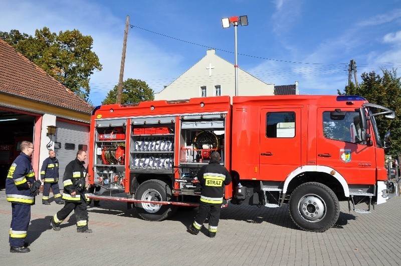 Nowy wóz strażacki to zbudowany na podwoziu Mercedesa Atego...