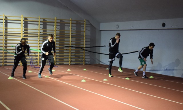 Piłkarze Radomiaka Radom trenują zarówno w hali (pod trybuną B stadionu), jak i na boisku ze sztuczną nawierzchnią.