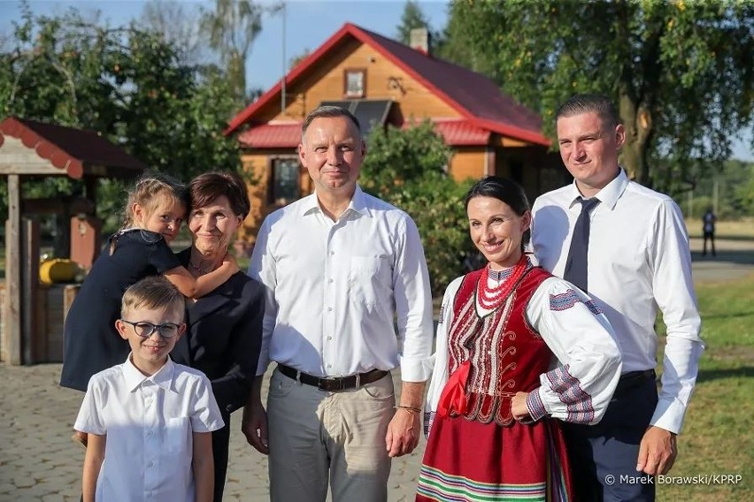 Kolonia Boćki. Święto Plonów na Podlasiu z udziałem Pary Prezydenckiej. Prezydent RP Andrzej Duda z małżonką wzięli udział w dożynkach 