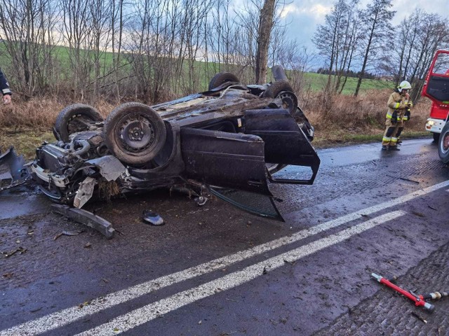 Dachowanie w Wiktorowie pod Lubrańcem. Trzy osoby zawiezione do szpitala na badania.