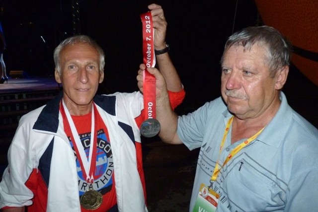 Stanley Merunowicz (z lewej) wręczył kierownikowi zawodów lekkoatletycznych, Wiesławowi Rożejowi, medal, który dostał za ukończenie maratonu w Chicago w 2012 roku.