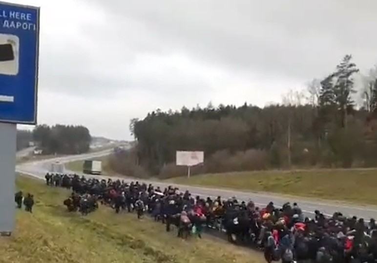 Migranci zmierzają w stronę polskiej granicy