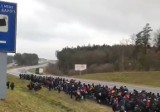 Tysiące migrantów ruszyło na polską granicę. Żaryn: Są pod ścisłą kontrolą uzbrojonych Białorusinów