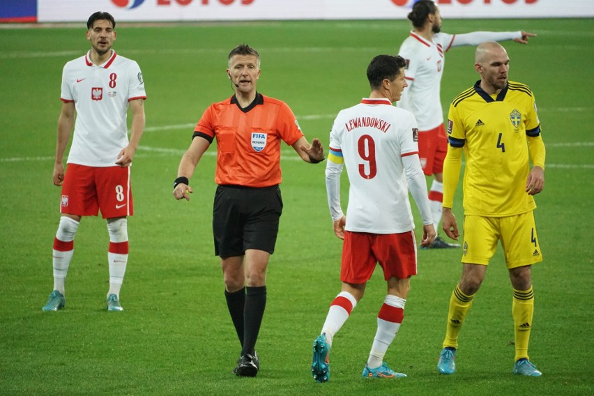 Kulisy meczu piłkarskiej reprezentacji Polski ze Szwecją w obiektywie. Robert Lewandowski, Grzegorz Krychowiak i...Paweł Jańczyk 