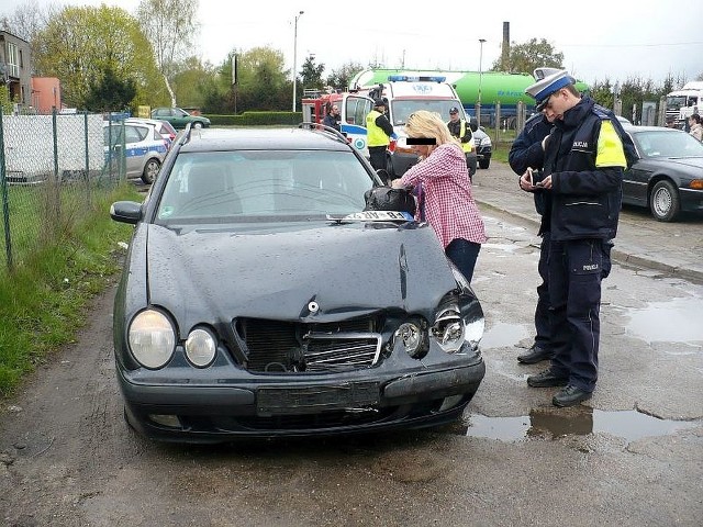 Na miejskim odcinku drogi krajowej nr 3 w Skwierzynie zderzyły się dwie osobówki - mercedes i bmw. Droga jest przejezdna.