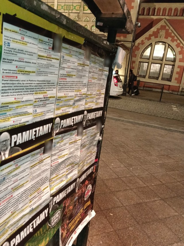 Plakaty z treściami na temat nieżyjącego prezydenta Gdańska Pawła Adamowicza wywieszono prawdopodobnie nielegalnie.