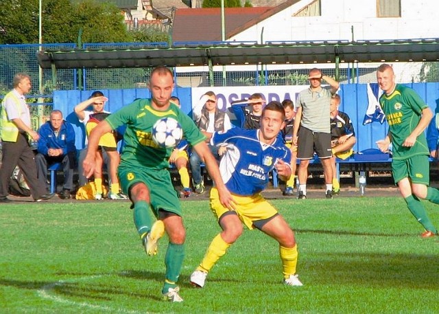Andrzej Lewczuk (w niebieskiej koszulce) stał się w tym sezonie podstawowym zawodnikiem trzecioligowego Tura