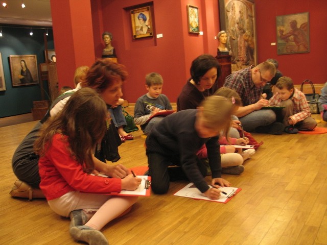 To już druga edycja niedzielnych spotkań w siedzibie Galerii im. Sleńdzińskich w Białymstoku, adresowanych do dzieci w wieku 5-8 lat i ich opiekunów.