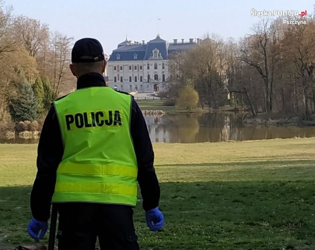 Patrol policji patrolujący park w Pszczynie