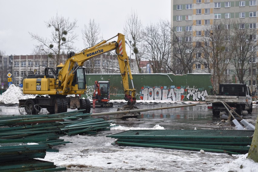 Wyburzanie ścianki tenisowej na Szczepinie, teren WCT...