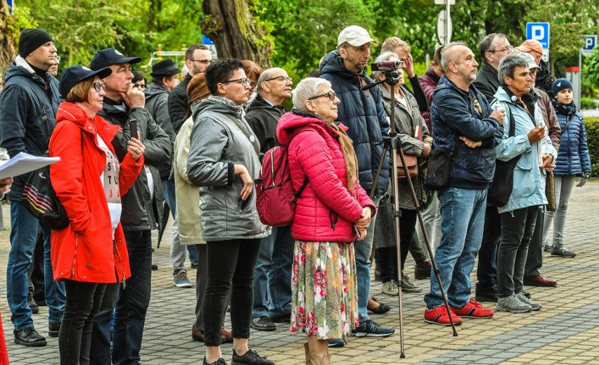 W piątek wieczorem przed Teatrem Polskim im. Hieronima...