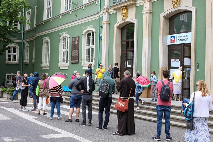 Kolejki do magistratu w Szczecinie. Nie każdemu udaje się dodać do spisu wyborców