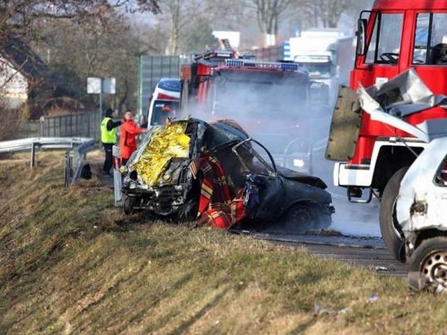 Wypadek na drodze nr 6 w Kikorzu. Zginęły dwie osoby - spłonęły w aucie.