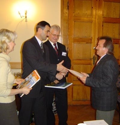 Gratulacje od burmistrza i przewodniczącego otrzymał również prezes PCK Jan Kowalczyk (z prawej)