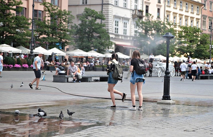 Kurtyny wodne już nie raz były rozstawiane w Krakowie