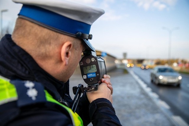 Na wysokość emerytury mają wpływ również dodatki, świadczenia oraz zasiłki, które przysługiwały danemu policjantowi. Sama emerytura, bez tych dodatków, wynosi 75 proc. uposażenia. Zobaczcie średnie emerytury dla poszczególnych funkcji od dzielnicowego do komendanta wojewódzkiego.Szczegóły i przykłady na kolejnych zdjęciach >>> 