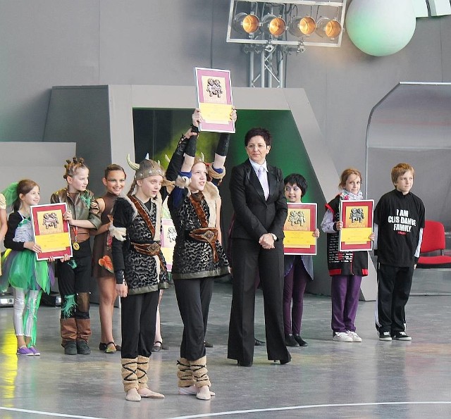 Na zdjęciu staszowskie "Kleksy&#8221; odbierają Brązowy Aplauz 33 Międzynarodowego Dziecięcego Festiwalu Piosenki i Tańca w Koninie.