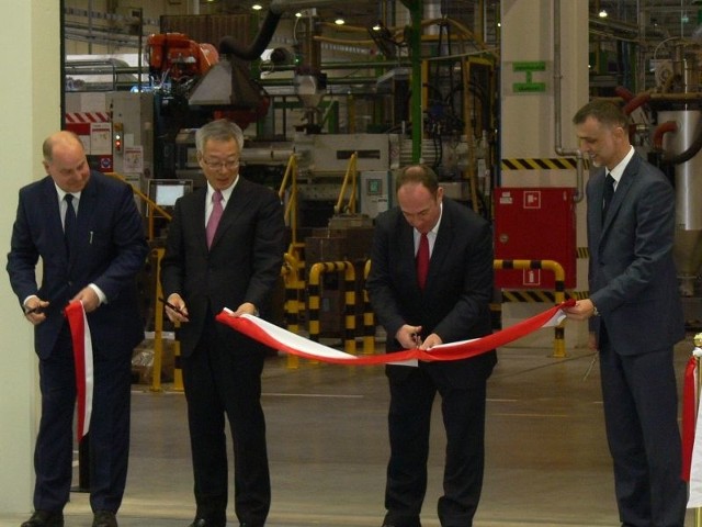 500 mln zł kosztowała fabryka szyb Pilkington w ChmielowiePo oficjalym otwarciu fabryka szyb samochodowych Pilkington w Chmielowie pracuje już pełną parą.