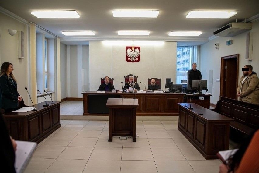 Białystok. Sąd odwoławczy utrzymał decyzję o warunkowym umorzeniu postępowania wobec policjanta oskarżonego o niezasadne użycie broni