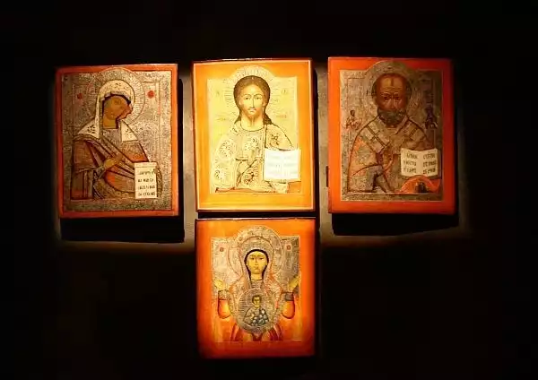 To ikony: Matki Bożej Paraklesis, Chrystysa Pantokratora, św. Mikołaja Cudotwórcy i Bogarodzicy Znaku