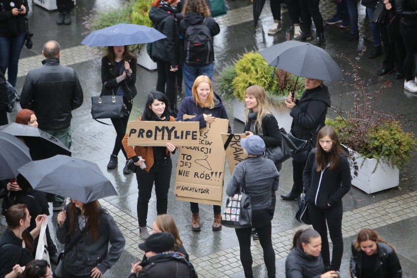 Deszcz nie zniechęcił uczestniczek czarnego protestu w...