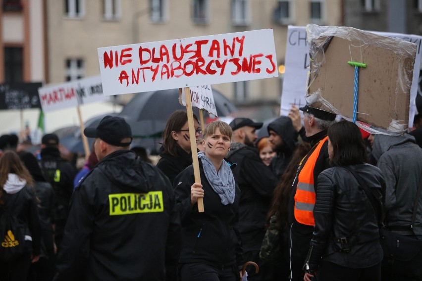 Deszcz nie zniechęcił uczestniczek czarnego protestu w...