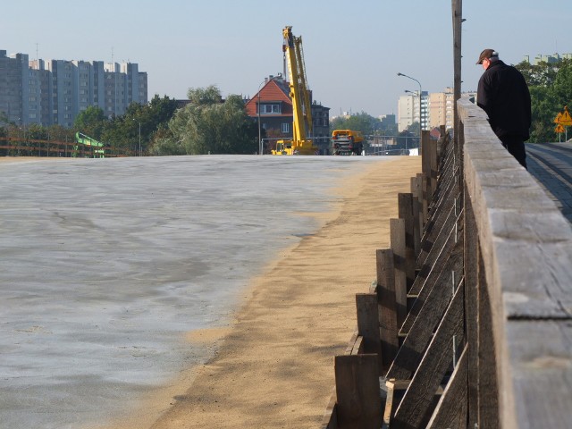 Wylewanie płyty głównej trwało bez przerwy przez 24 godziny. Na betonie położono też pierwszą warstwę izolacji.