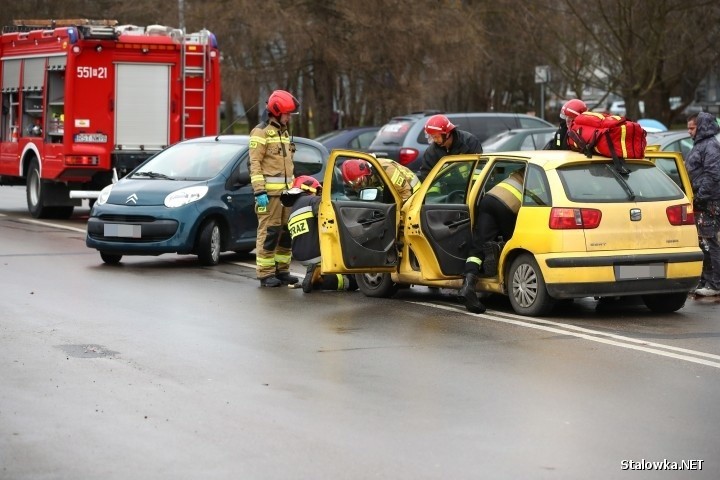 Zderzenie dwóch samochodów w Stalowej Woli. Ranny został mężczyzna [ZDJĘCIA]