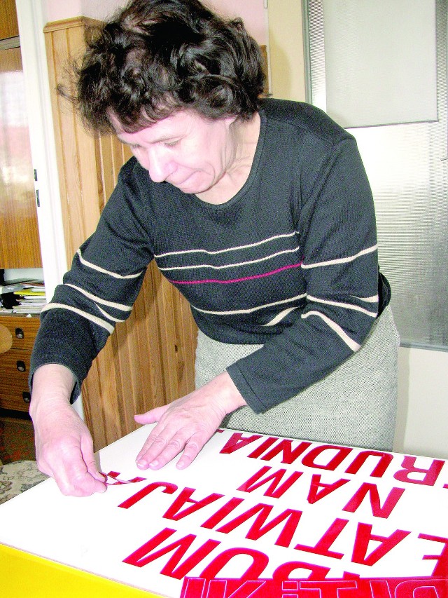 Wczoraj mieszkańcy przygotowywali rekwizyty na pikietę. Wanda Skałuba naklejała na tablicę hasło „Żabom ułatwiają, nam utrudniają”.