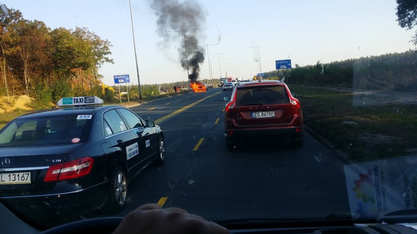 Niebezpieczna sytuacja na krajowej 10. Węzeł Kijewo: pożar samochodu. To samozapłon [WIDEO]