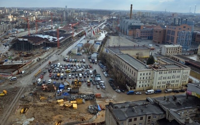 Działka pod Bramę Miasta to teren dawnego parkingu przed dworcem Fabrycznym przy ul. Kilińskiego.