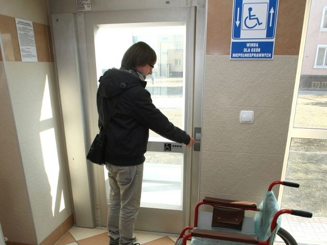 Winda dla niepełnosprawnych w przychodni na ulicy Szczepaniaka ciągle się psuje. Pacjenci muszą wchodzić na piętra po schodach. 