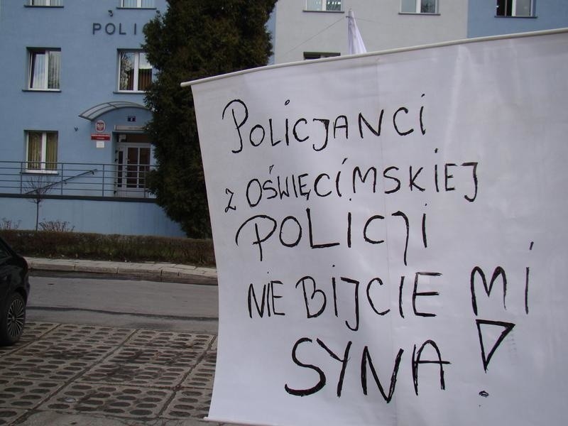 Oświęcim. Ojciec oskarża policję o pobicie syna. Protestował pod komendą [ZDJĘCIA]