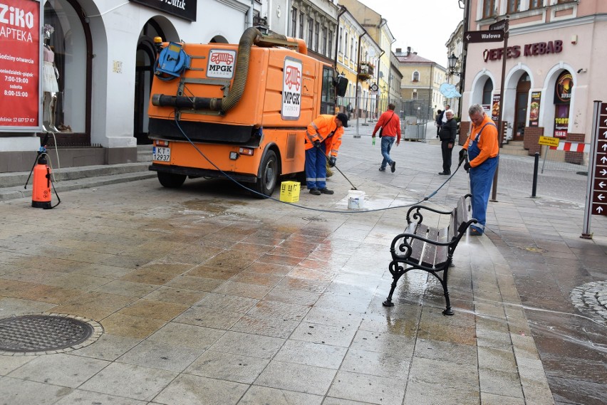 Tarnów. Chodniki przy Krakowskiej są brudne i pełne plam. Czy uda się je umyć?