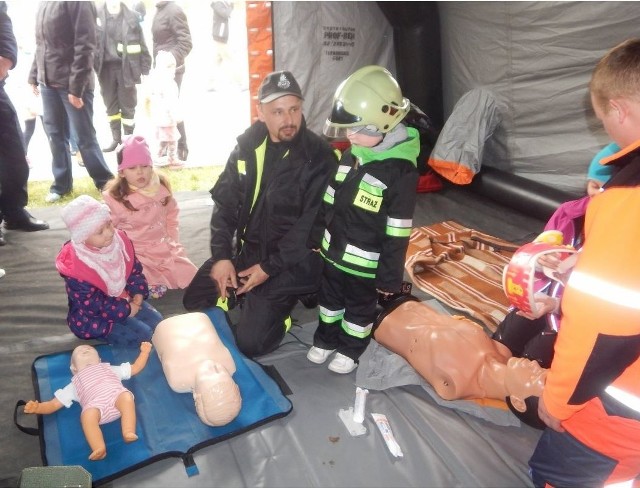 Podczas festynu z okazji Dni Kultury Sienna lipscy strażacy uczyli najmłodszych zasad pierwszej pomocy przedmeczycznej.