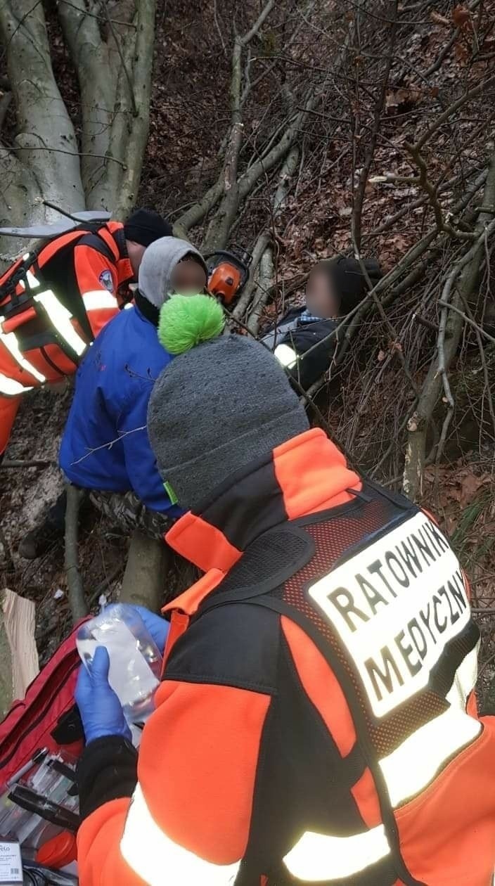 Nie tylko Bieszczady potrafią przysporzyć ratownikom trudności w udzielaniu pomocy poszkodowanym. Rejony podgórskie także [ZDJĘCIA]