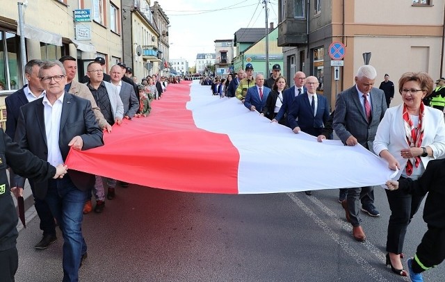 Mieszkańcy Wyrzyska uczcili 231. rocznicę uchwalenia Konstytucji 3 Maja. Wyraz swojego patriotyzmu dali na ulicach miasta, niosąc kilkudziesięciometrową flagę. Było to bardzo widowiskowe.