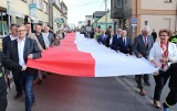 Wyrzysk. Mieszkańcy nieśli ulicami miasta kilkudziesięciometrową biało-czerwoną flagę [ZOBACZCIE ZDJĘCIA]