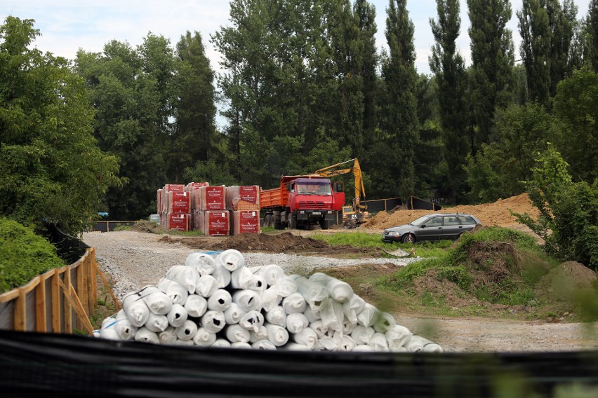 Zielony teren przy Wańkowicza to teraz wielki plac budowy....