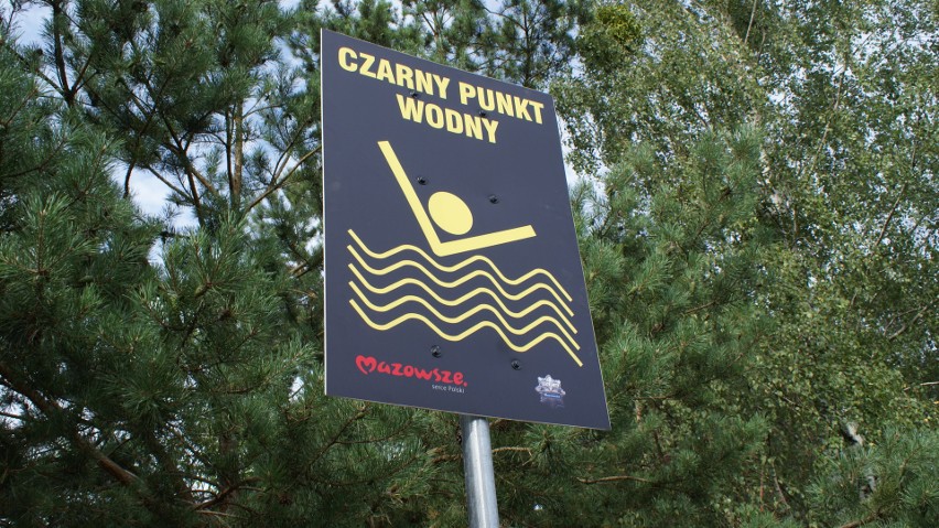 Czarny punkt wodny w Krukach. Na Mazowszu są już 93 czarne punkty wodne. Nowe tablice pojawiły się m.in. w Krukach i Słopsku