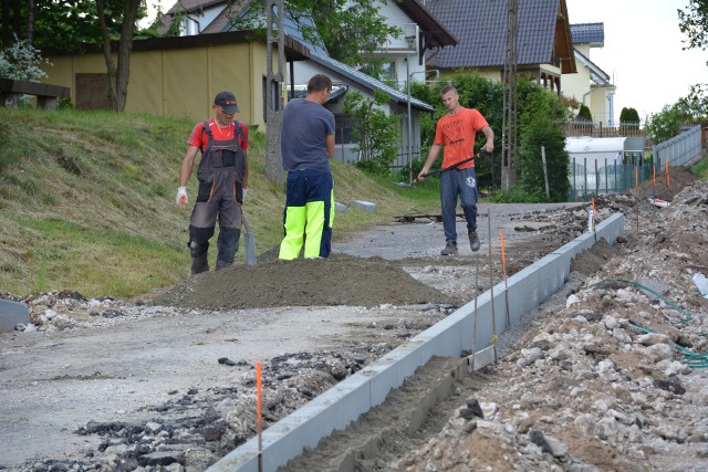 Mieszkańcy Kamienia cieszą się, bo będą mogli wkrótce korzystać z wyremontowanych dwóch ulic nad jeziorem - ul. Jeziornej i Sielankowej.