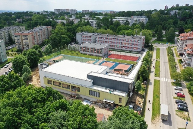 Przy Szkole Podstawowej z Oddziałami Integracyjnymi nr 144 (os. Bohaterów Września 13, Dzielnica XV Mistrzejowice) powstaje kryta pływalnia.