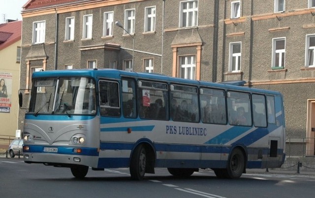 Od dzisiaj mieszkańcy Olesna mogą niebezpieczną drogę pokonać autobusem.