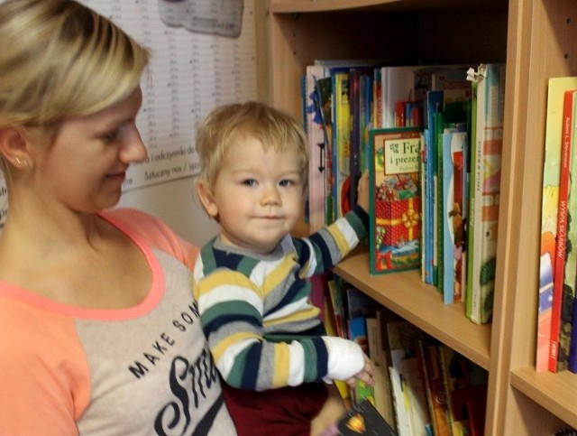 Książki i bajki to doskonały sposób na wypełnienie czasu w oczekiwaniu na badania. Z biblioteczki w brzeskim szpitalu chętnie korzystał Mateuszek Marzec z mamą Ewą.